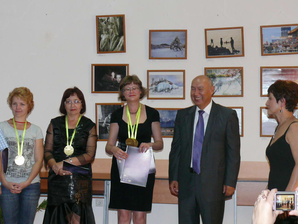 Алтайской делегации вручают дипломы конкурса Сибирь - территория надежд