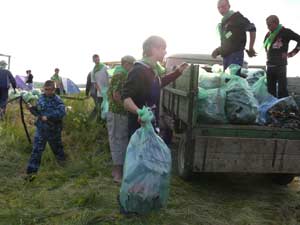 Уборка мусора на озере Колыванское в июне 2009 года. Фото из архива редакции